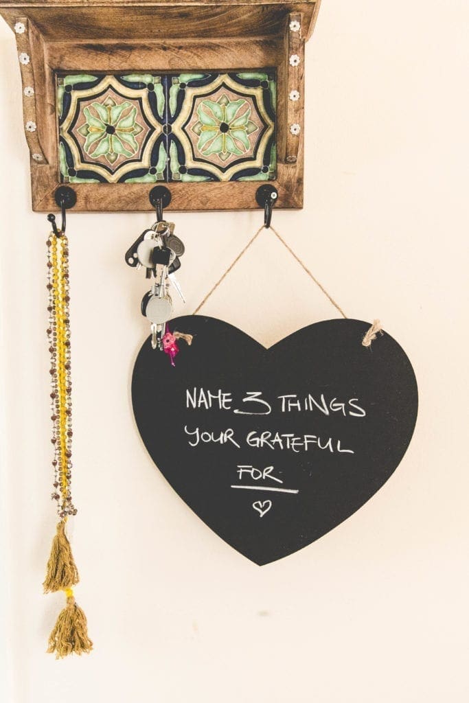 Anxiety symptoms write 3 things you are grateful for on a heart shaped sign